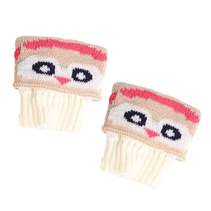 Gros plan de jambières en tricot motif hibou avec une texture côtelée ivoire et des détails