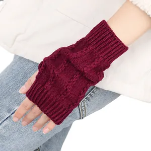 Nahaufnahme von weinroten Zopfstrick-Stulpen ohne Finger für den Winter