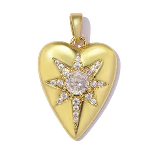 Vue détaillée de face d'un pendentif cœur en or avec un motif d'étoile en zircone