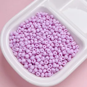 Gedetailleerd aanzicht van 4mm matte paarse glazen kralen voor DIY sieraden maken