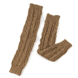 Detailweergave van bruin kabelpatroon op dikke warme armwarmers voor de herfst