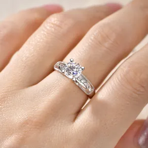 Nahaufnahme eines eleganten Solitär-Rings mit runder Fassung und glitzerndem Banddetail