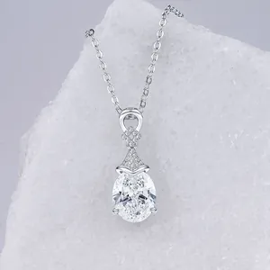 Elegante collana con pendente in moissanite taglio ovale su sfondo di pietra testurizzata