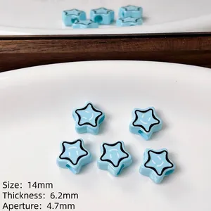 Vista dettagliata di perline blu a forma di stella con faccine per progetti di gioielleria