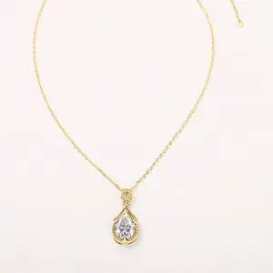 Elegante primo piano di una collana con ciondolo a goccia di sirena e pietra moissanite