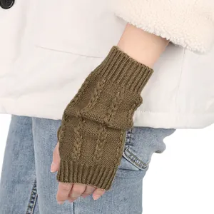 Detailansicht brauner fingerloser Strickhandschuhe mit Zopfmuster für den Winter
