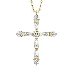 Collier croix élégant en moissanite dorée avec pierres rondes et baguettes pour femmes