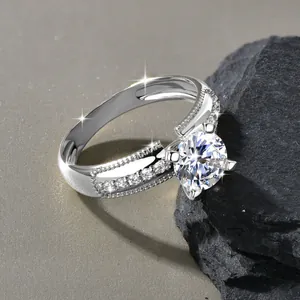 Nahaufnahme eines silbernen Vier-Klauen-Rings mit funkelndem Hauptstein auf Fels