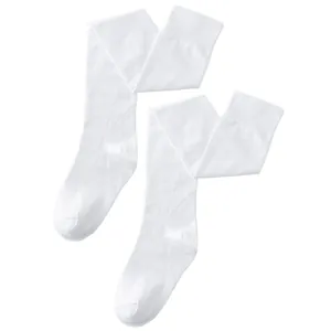 Une paire de chaussettes hautes blanches pour femmes grandes tailles sur fond blanc.
