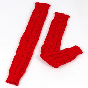 Detailweergave van dikke rode kabelgebreide vingerloze armwarmers voor herfst en winter.