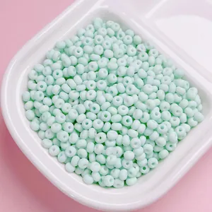 Detailweergave van 4 mm matte mintgroene glaskralen voor DIY-sieraden maken.