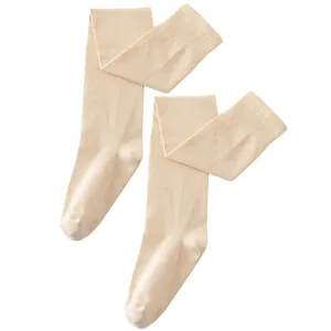 Détail des chaussettes hautes beige en coton extensible avec poignets côtelés confort