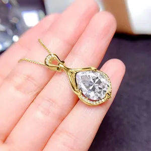 Elegante ciondolo a goccia di sirena in moissanite a pera su una catenina dorata.