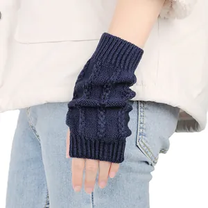 Nahaufnahme von dunkelblauen Strickhandschuhen ohne Finger für die Smartphone-Nutzung