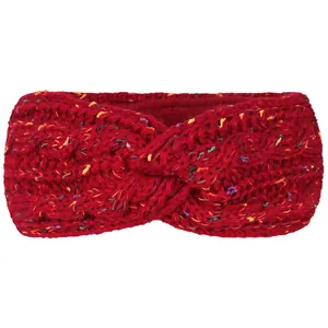 Gros plan sur le bandeau rouge torsadé en maille épaisse avec des fils de couleur