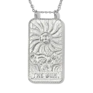 Detaillierte Nahaufnahme des silbernen Tarotkarten-Anhängers mit Sonnenrelief-Gravur