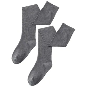 Vue détaillée de chaussettes hautes gris foncé grandes tailles en maille fine.