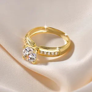 Detaillierte Nahaufnahme eines luxuriösen 14k vergoldeten Ringes mit funkelnden Zirkonia