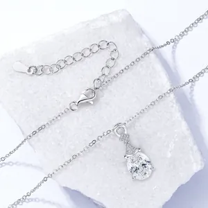 Dettaglio macro del pendente a goccia di sirena in moissanite su catena d'argento