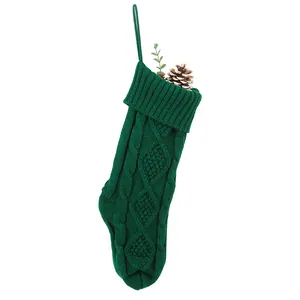 Grande chaussette de Noël tricotée verte avec motif torsadé pour décorations