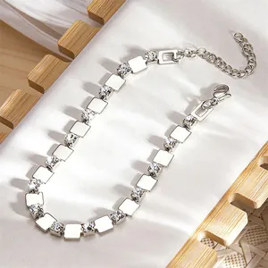 Detailaufnahme eines geometrischen Moissanit-Armbands mit quadratischen Plättchen