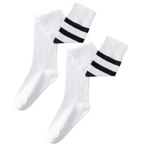 Vue détaillée de chaussettes montantes blanches en coton avec rayures noires et haute élasticité