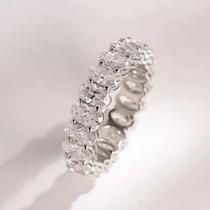 Detailaufnahme von Moissanit-Steinen im Ovalschliff in einem Eternity-Ring aus Silber