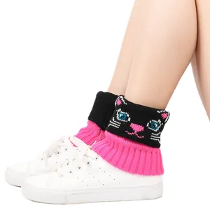 Vue détaillée de jambières en tricot rose et noir avec un joli motif de chat mignon