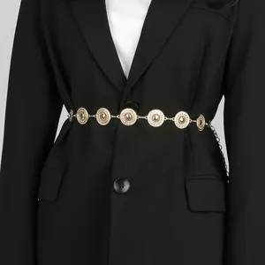 Elegante cintura a catena in metallo dorato con medaglioni filigranati per donna
