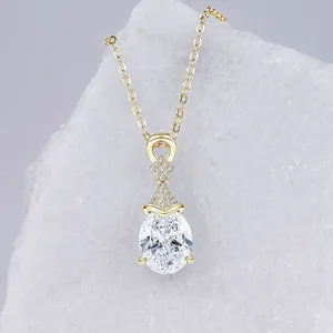 Dettaglio di un'elegante collana in oro con moissanite e ciondolo a goccia ovale