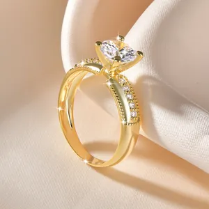 Makro-Detail eines 14k goldgefüllten Rings mit großem klarem Edelstein