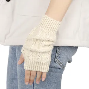 Detailansicht cremefarbener fingerloser Strickhandschuhe mit hochwertiger Wintertextur.