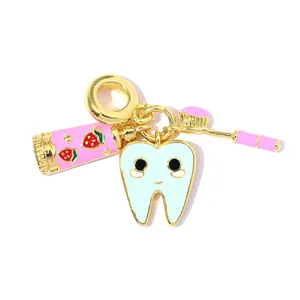 Vista dettagliata di un ciondolo a forma di dente in smalto con dentifricio e spazzolino