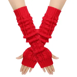 Close-up van rode kabelgebreide armwarmers zonder vingers