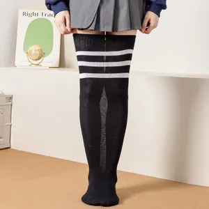 Vue détaillée des chaussettes hautes noires en coton grande taille avec rayures blanches