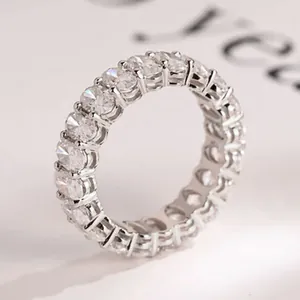 Detailansicht eines D-Farbe Moissanit-Eternity-Rings in glänzendem Silber