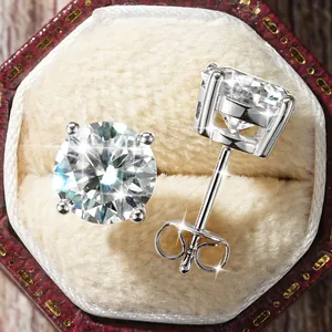 Λεπτομέρεια από κλασικά σκουλαρίκια moissanite με τέσσερα δόντια σε πολυτελές κουτί