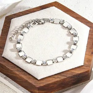 Hochwertige Detailansicht des geometrischen Silberarmbands mit quadratischen Gliedern