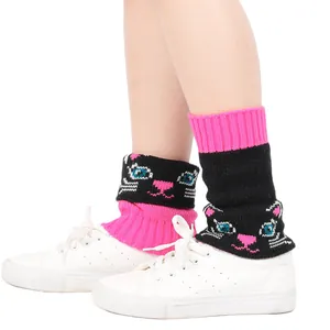 Gros plan de jambières en tricot avec motif de chat et contraste de couleurs rose