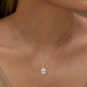 Elegante ciondolo in moissanite a goccia su una delicata collana d'oro
