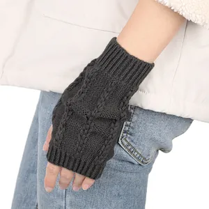 Nahaufnahme von kohlengrauen Zopfmuster-Handschuhen für Wärme und Handynutzung
