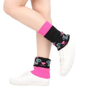 Vue détaillée des jambières en tricot avec motif de chat mignon en rose et noir