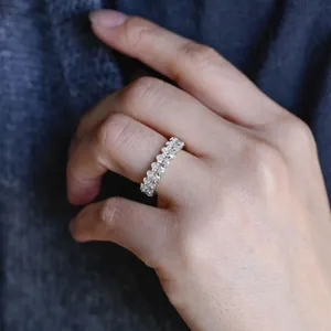 Detaillierte Nahaufnahme eines funkelnden Moissanit-Eternity-Rings in D-Farbe am Finger