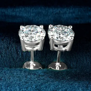Κοντινό πλάνο με αστραφτερά σκουλαρίκια moissanite με κλασικό δέσιμο τεσσάρων δοντιών