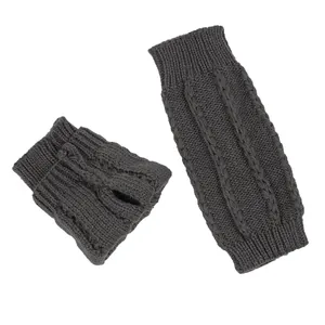Detailansicht der dunkelgrauen fingerlosen Strickhandschuhe mit Zopfmuster-Struktur.