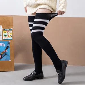 Vue détaillée de l'élasticité des chaussettes montantes noires en coton à rayures