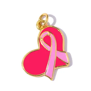 Primo piano dettagliato di un ciondolo a cuore con nastro rosa per la creazione di gioielli