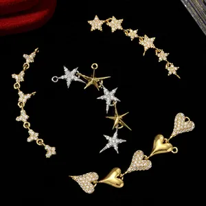 Dettaglio di ciondoli scintillanti in zircone a farfalla cuore e stella per gioielli DIY.