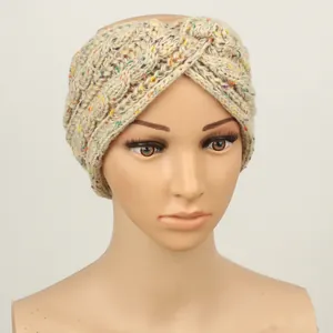 Vue détaillée d'un bandeau d'hiver en tricot beige avec des accents de points arc-en-ciel