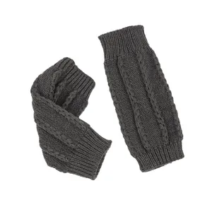 Detailansicht der dunkelgrauen Zopfstrick-Fingerhandschuhe und warmen Armstulpen